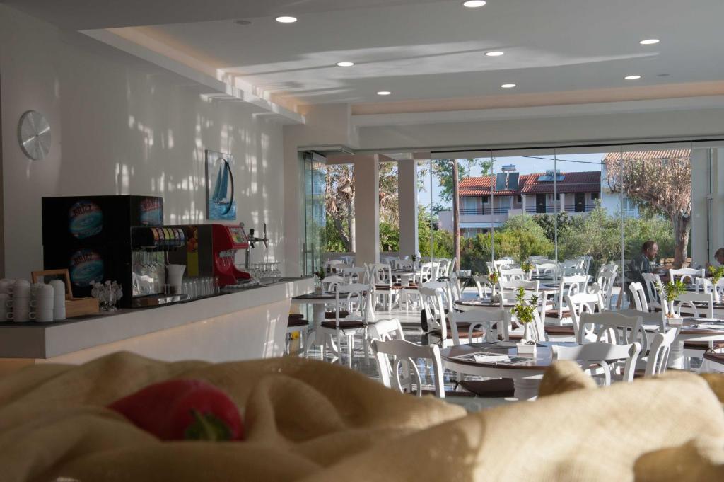 Amour Holiday Resort restorāns ar plašu skatu uz dārzu