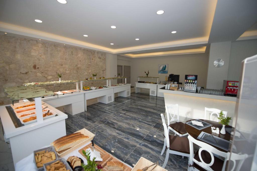 Amour Holiday Resort brokastu bufete ar dažādiem ēdieniem.