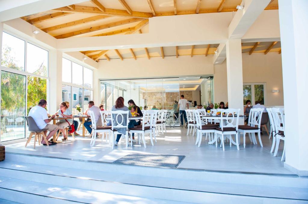 Amour Holiday Resort restorāns ar gaišu interjeru