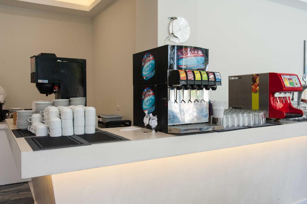 Amour Holiday Resort brokastu bārs ar dzērienu automātiem.