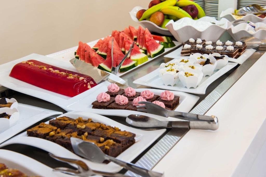 Izsmalcināts deserts pie Amour Holiday Resort bufetes galda