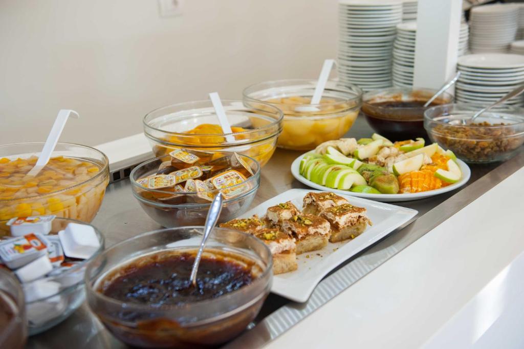 Amour Holiday Resort brokastu bufete ar augļiem un desertiem.