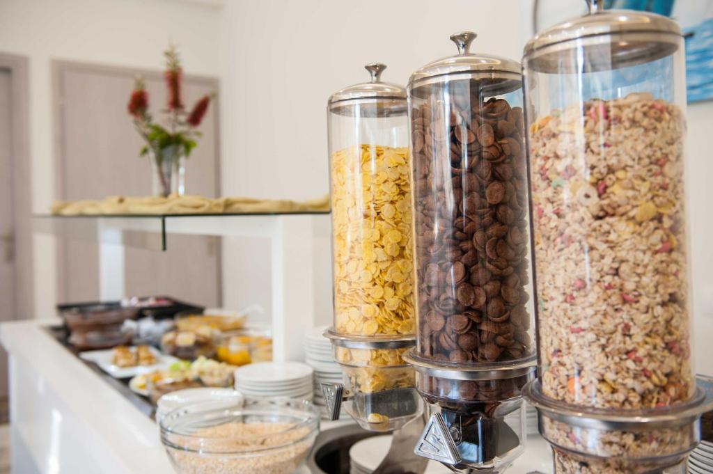 Amour Holiday Resort brokastu bufete ar dažādām pārslām.