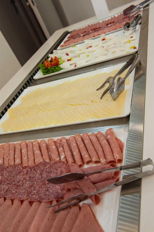 Amour Holiday Resort brokastu bufete ar gaļas un siera šķēlēm.