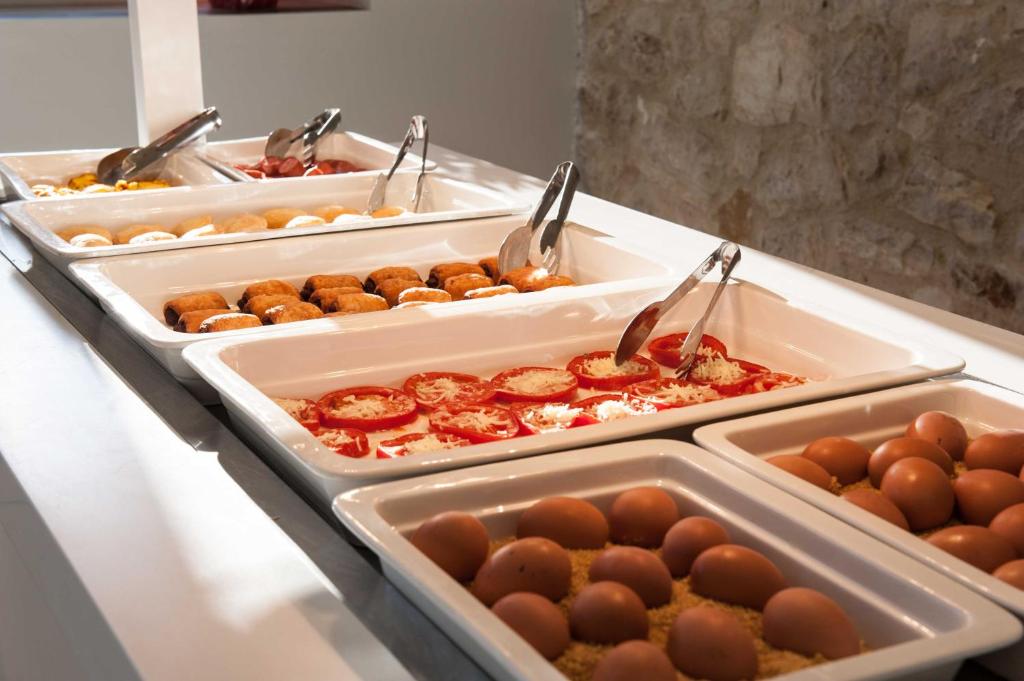 Amour Holiday Resort brokastu bufete ar dažādiem ēdieniem.