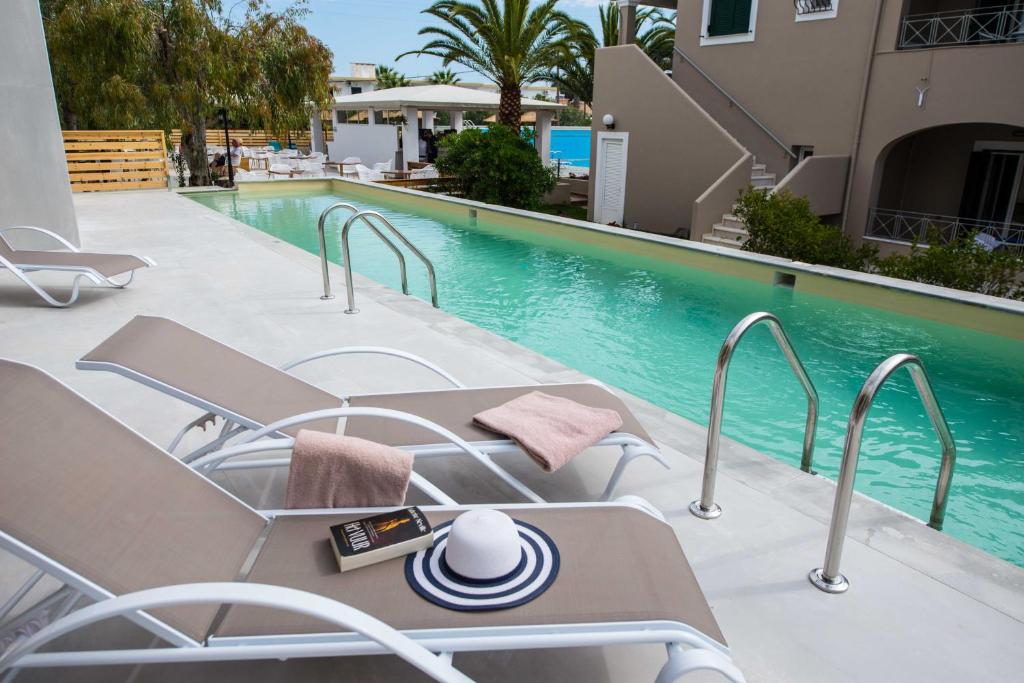 Amour Holiday Resort baseins ar sauļošanās krēsliem