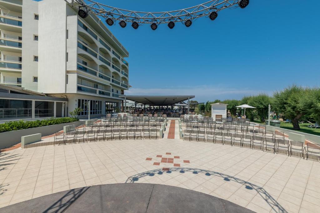 Āra pasākumu vieta ar sēdvietām un skatu uz viesnīcu, lielisku gaisotni un plašām zālēm. Ideāla vieta svinībām un pasākumiem.