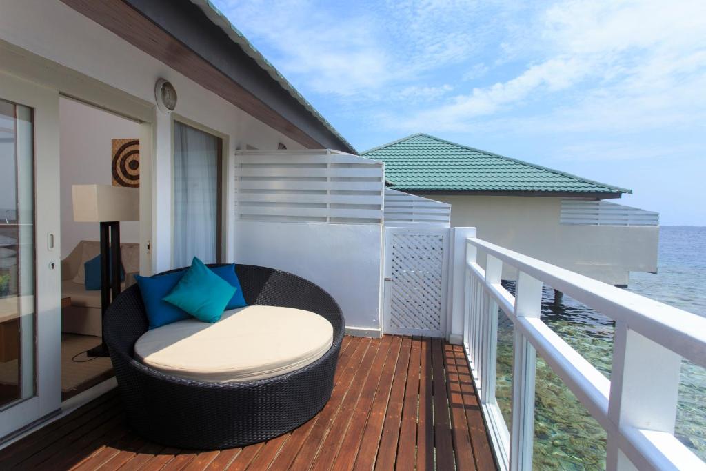 Lieliska terase ar apaļu mēbeļu komplektu un skatu uz jūru, kas rada relaksējošu atmosfēru. Ideāla vieta atpūtai pie ūdens.