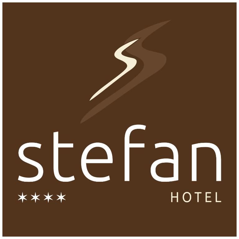 Stilīgs "Stefan Hotel" logo ar elegantu dizainu un tumši brūnu fonu. Logo ietver nosaukumu "stefan" un četras zvaigznes, kas norāda uz viesnīcas kvalitāti.