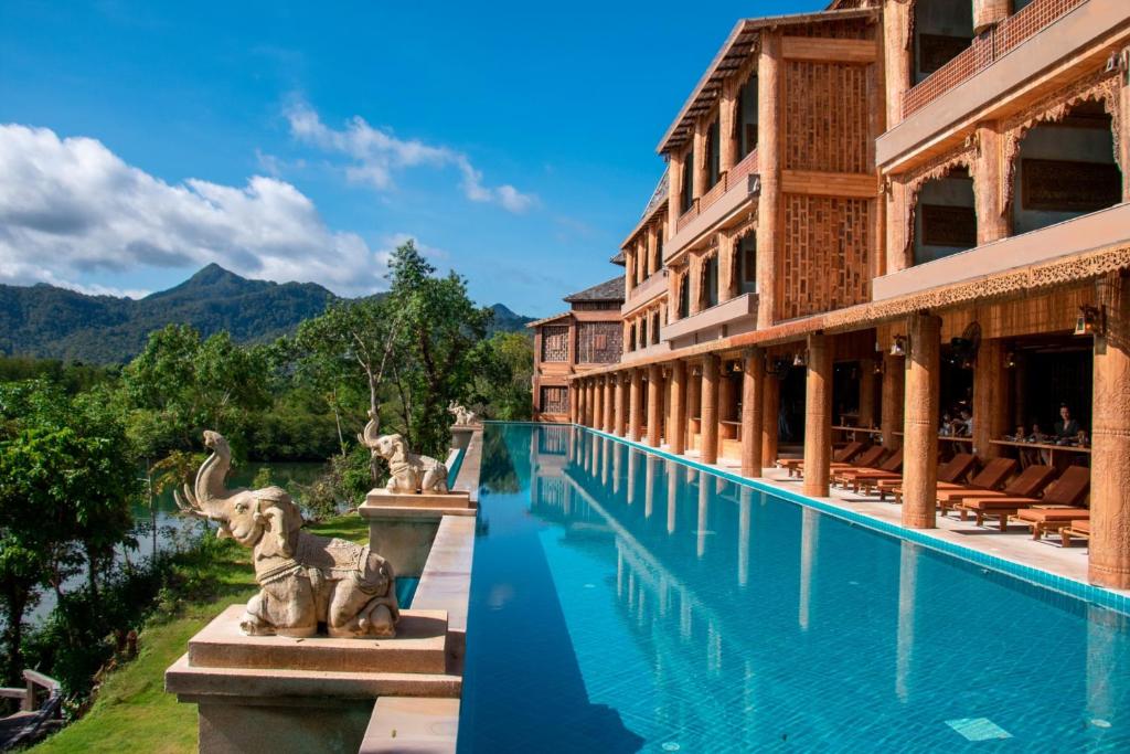 Greznas viesnīcas komplekss ar peldbaseinu, dekorētu ar statujām, un apkārtējiem kalniem un zaļumiem. Ideāla vieta relaksācijai un atpūtai.