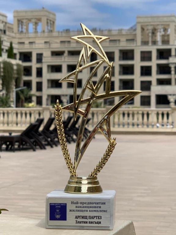 Zelta trofeja ar zvaigznēm, kas simbolizē vispopulārāko brīvdienu kompleksu. Trofejas pamatnē ir uzraksti, kas norāda uz apbalvojuma nosaukumu un gadu.