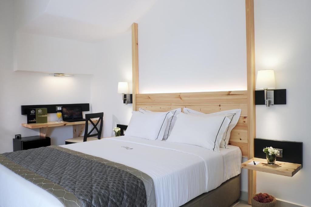 Mūsdienīgs viesnīcas numurs ar plašu gultu, koka akcentiem un minimālistisku dizainu. Uz rakstāmgalda novietots datori un ziedi, radot siltu un viesmīlīgu atmosfēru.