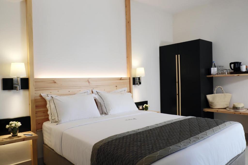 Mūsdienīgs viesnīcas numurs ar ērtu gultu, koka interjeru un minimālistisku dizainu. Numurā ir melna garderobe un plaukts ar traukiem un aksesuāriem.