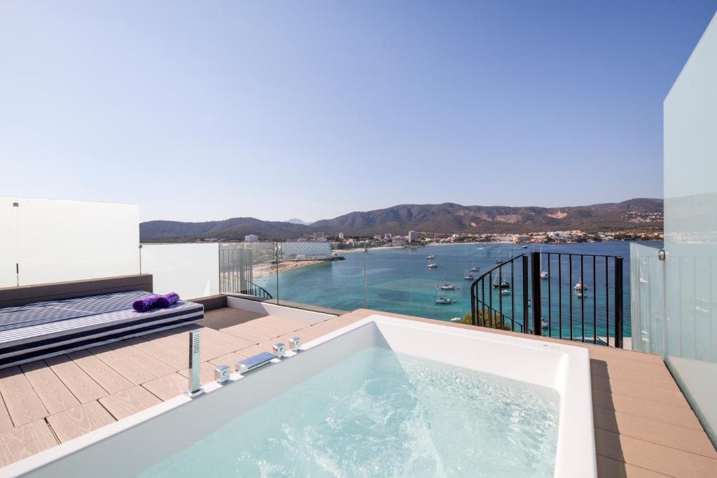 Mūsdienīga terase ar privātu džakuzi un brīnišķīgu skatu uz jūru un apkārtējiem kalniem. Ideāla vieta atpūtai un relaksācijai.