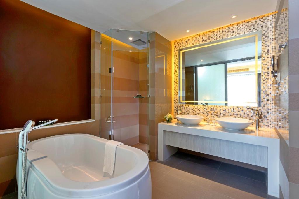Mūsdienīgs vannas istabas dizains Grand Mercure Phuket Patong ar vannu un diviem izlietnēm.