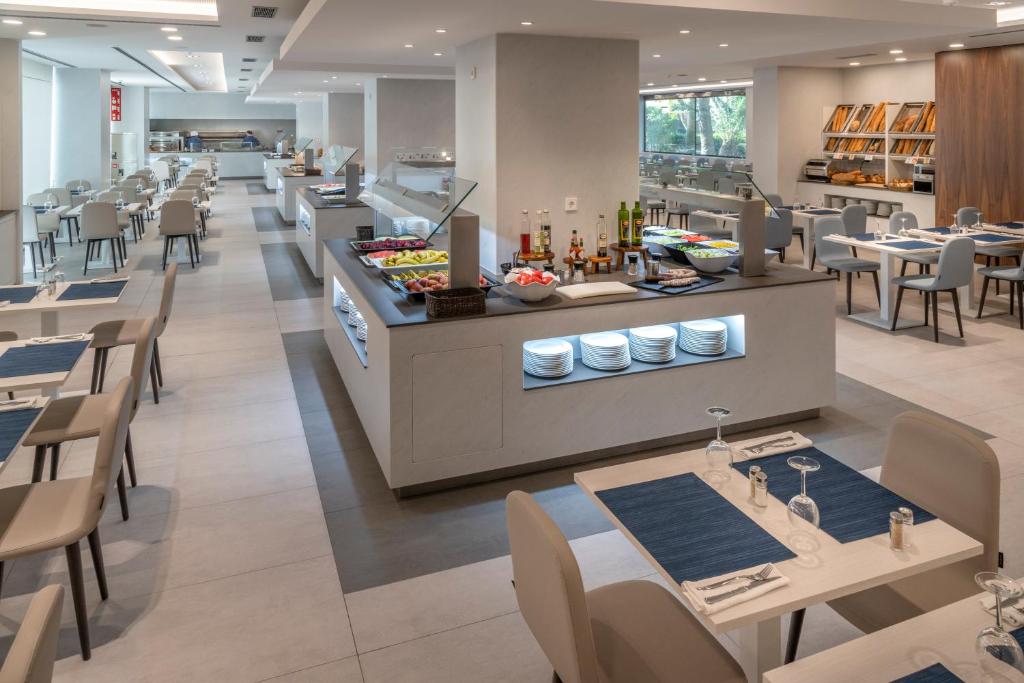 Mūsdienīgs restorāns ar gaišu interjeru un plašu galdu izvietojumu, kur piedāvā dažādus ēdienus un dzērienus. Ideāla vieta relaksējošām maltītēm un sociālai saskarsmei.