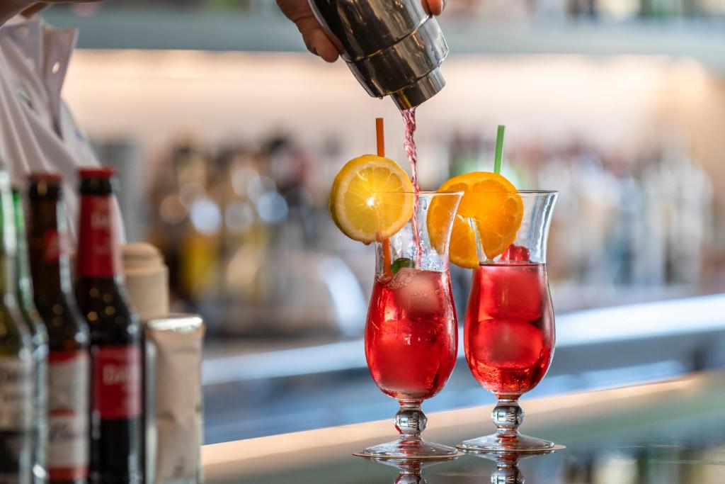 Svaigu kokteiļu pagatavošana ar citrusu dekorācijām bārā, ar dzirkstošu sīrupu un ledus. Ideāls atspirdzinājums vasaras ballītēm.