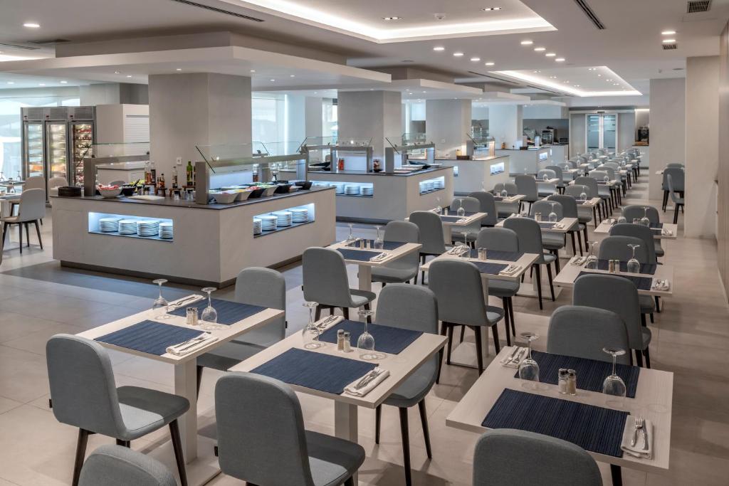 Moderns restorāns ar elegantām galdniecības iekārtām, gaišu interjeru un plašu ēdienu izvēli. Ideāla vieta relaksējošai maltītei.