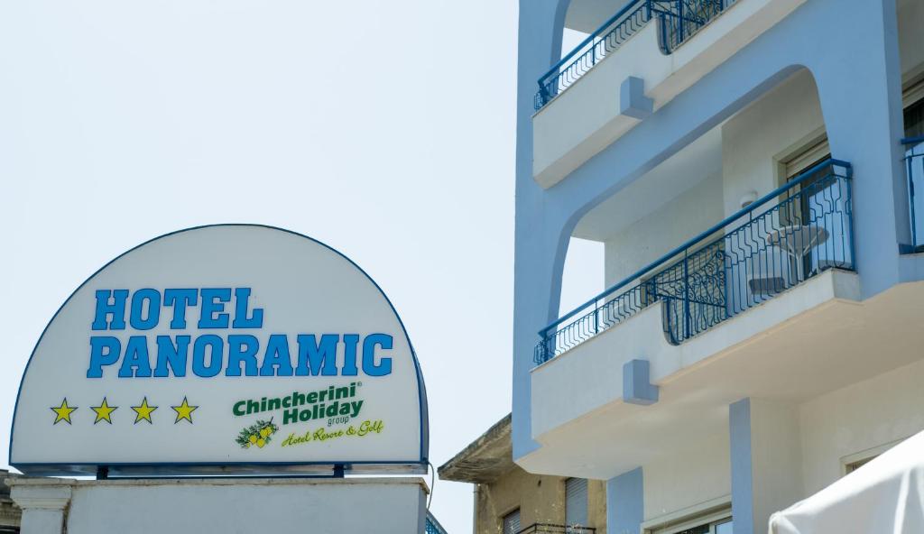 Uzraksts par viesnīcu "Hotel Panoramic" ar četriem zvaigznēm un "Chincherini Holiday" grupas logotipu, kas norāda uz viesnīcu un golfa kūrortu.