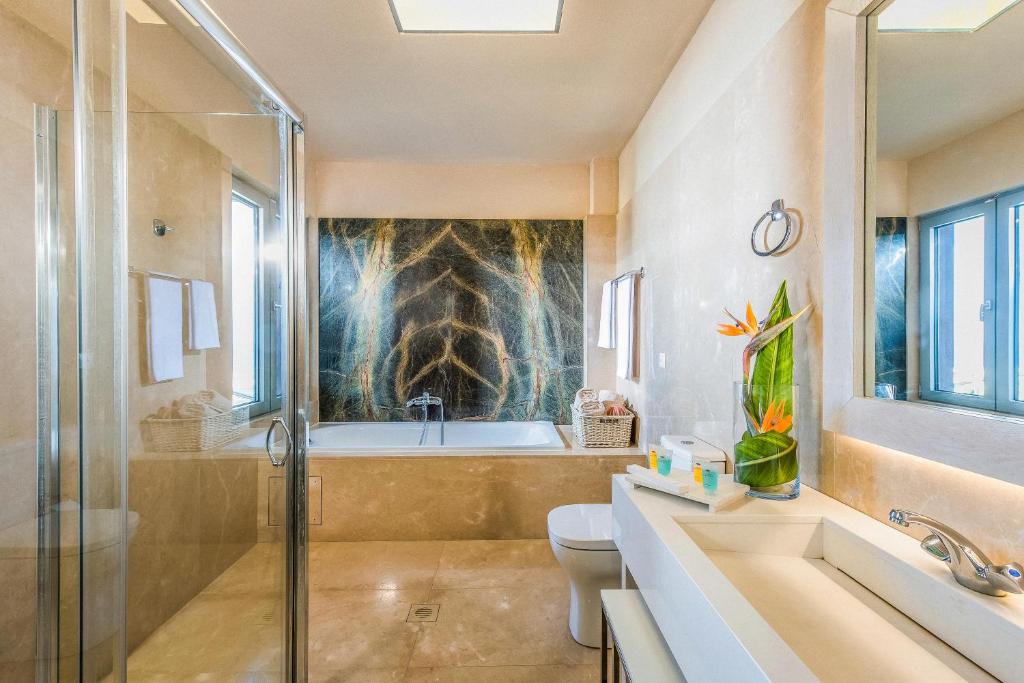 Mūsdienīga vannas istaba ar elegantu dizainu Blue Bay Resort Crete