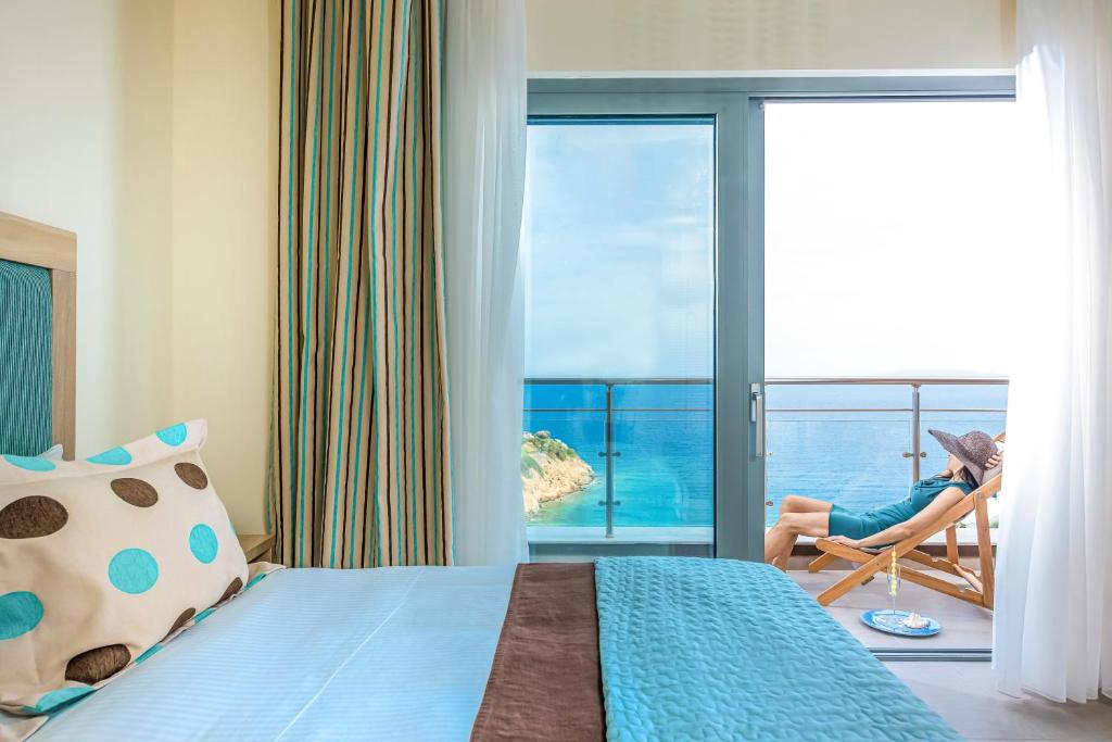 Skats no Blue Bay Resort Crete numura uz jūru un relaksējošu terasi.
