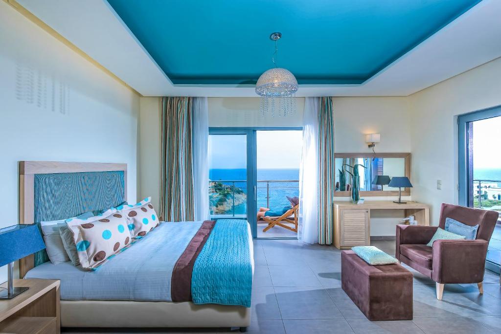 Mūsdienīgs numurs ar skatu uz jūru viesnīcā Blue Bay Resort Crete