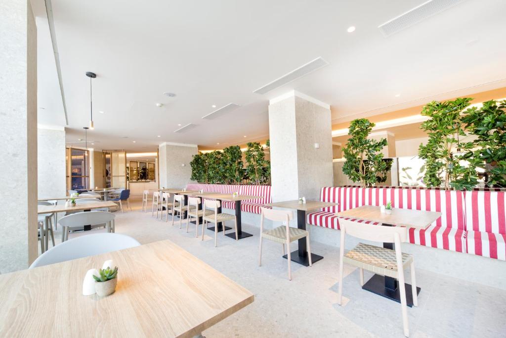 Mūsdienīgs un gaišs restorāns ar ērtām mēbelēm un zaļām augu kompozīcijām, kas rada patīkamu atmosfēru. Interjers apvieno modernus elementus ar siltu krāsu paleti.