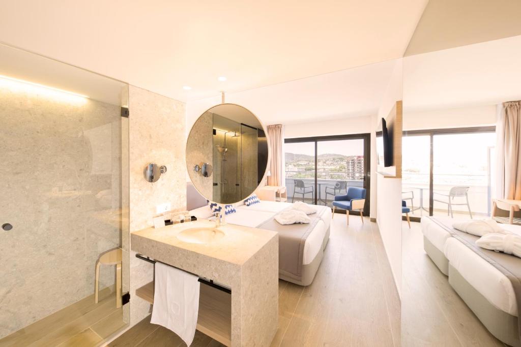 Mūsdienīgs viesnīcas numurs ar plašu vannas istabu un skatu uz ārpusi, dekorēts ar neitrālām krāsām un modernām mēbelēm. Numurā ir divas gultas, atpūtas krēsls un balkons.