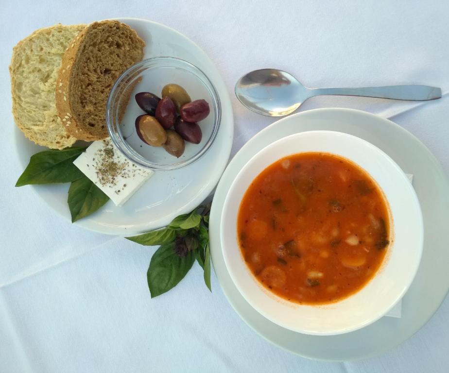 Siltā zupā ar dārzeņiem, olīvām un sieru, papildināta ar maizi un svaigām bazilika lapiņām. Ideāls viegls ēdiens.