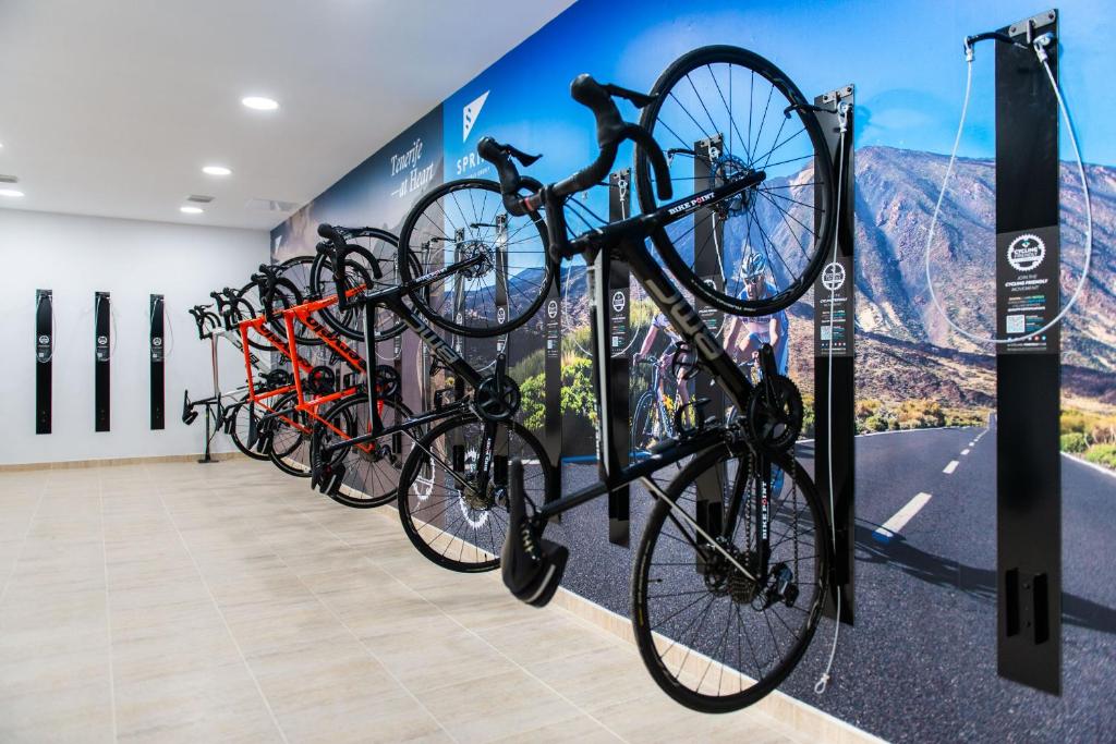 Arona Gran Hotel & Spa velosipēdu glabātuve ar sienas statīviem