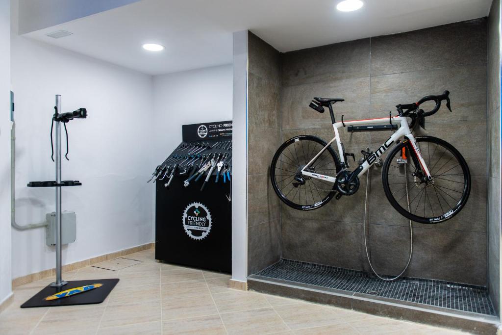 Velosipēdu servisa telpa Arona Gran Hotel & Spa viesnīcā.