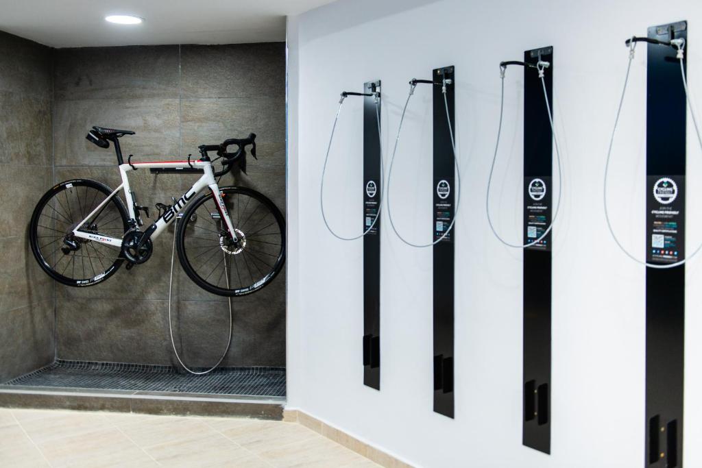 Velosipēdu uzglabāšanas telpa Arona Gran Hotel & Spa.