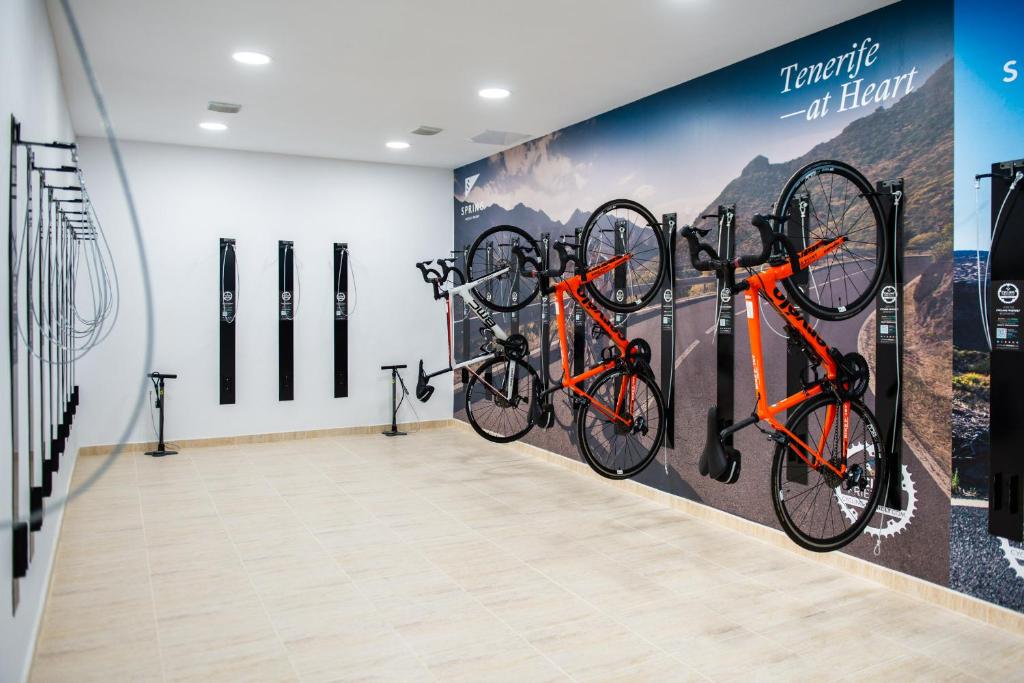 Arona Gran Hotel & Spa velosipēdu glabātava ar oranžiem velosipēdiem.