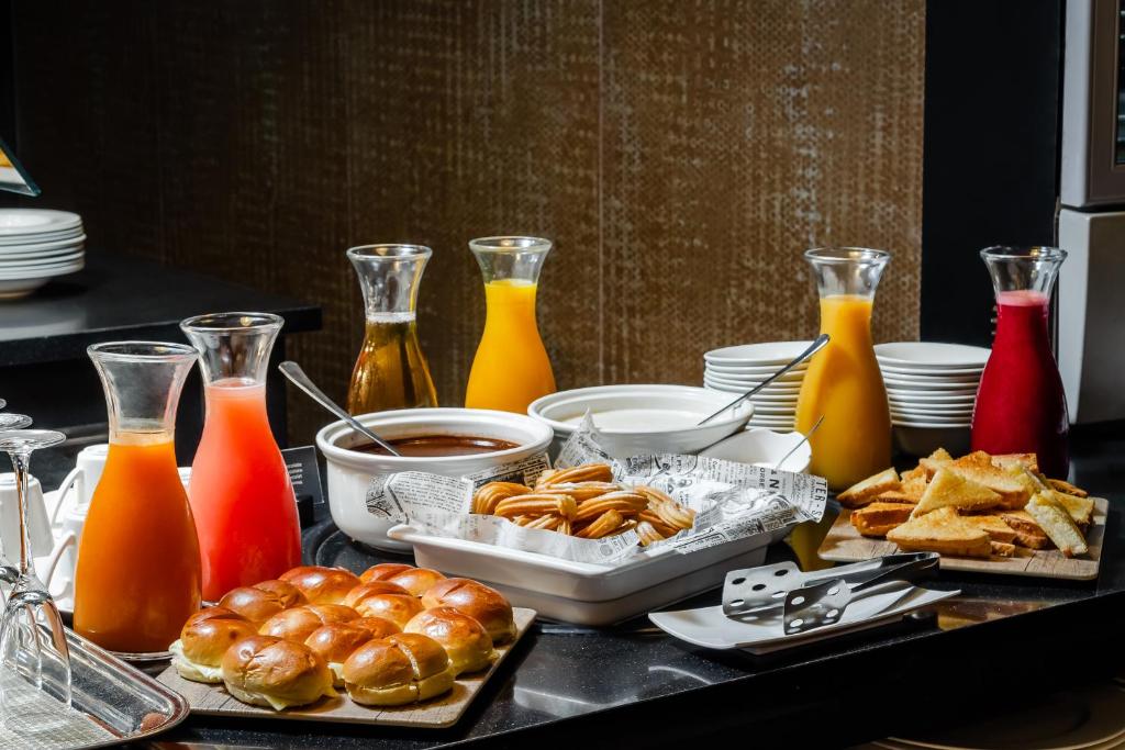 Brokastu bufete ar dažādām dzērienu karafēm, maizītēm un saldām uzkodām. Krāšņs un daudzveidīgs piedāvājums, kas iepriecina katru apmeklētāju.