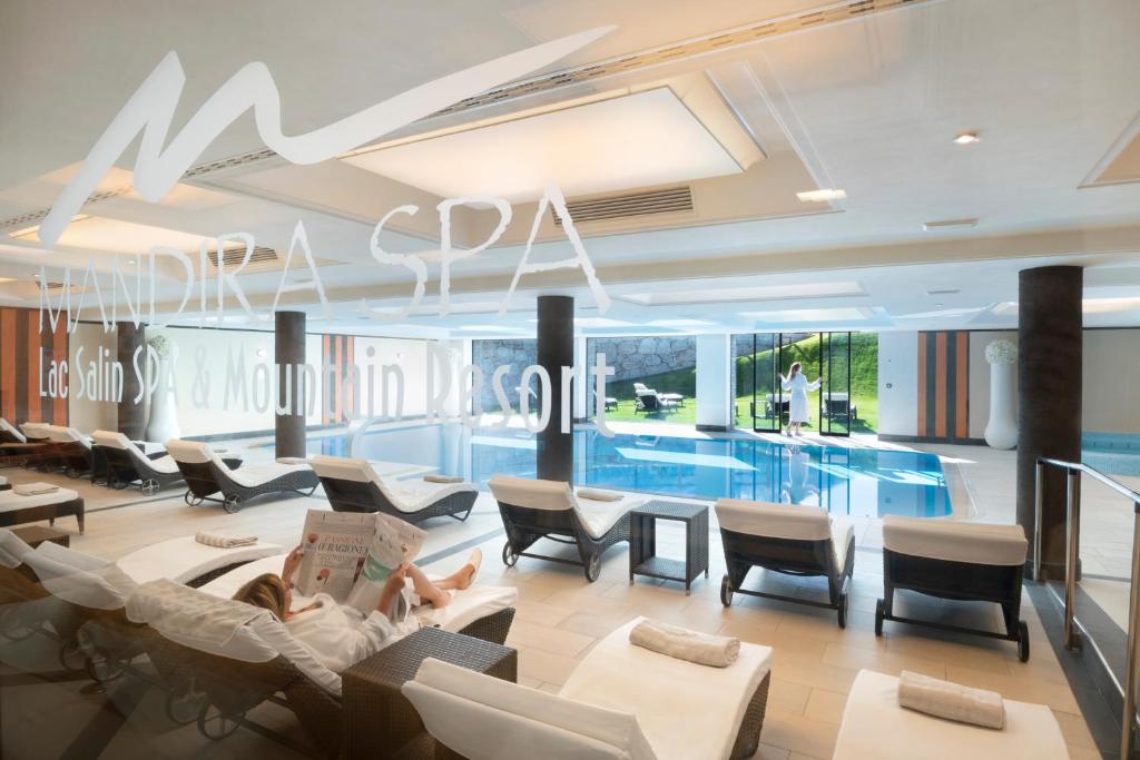 Mākslas un relaksācijas vieta Mandira SPA piedāvā mūsdienīgu interjeru ar baseinu un sauļošanās krēslām, radot mierīgu atmosfēru. Ideāla vieta atpūtai un labsajūtai.