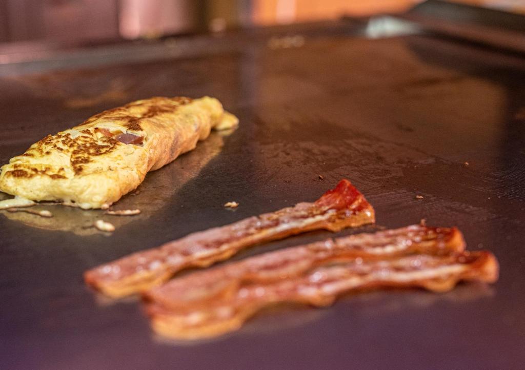 Olu omlete un bekons Hotel IPV Palace & Spa.