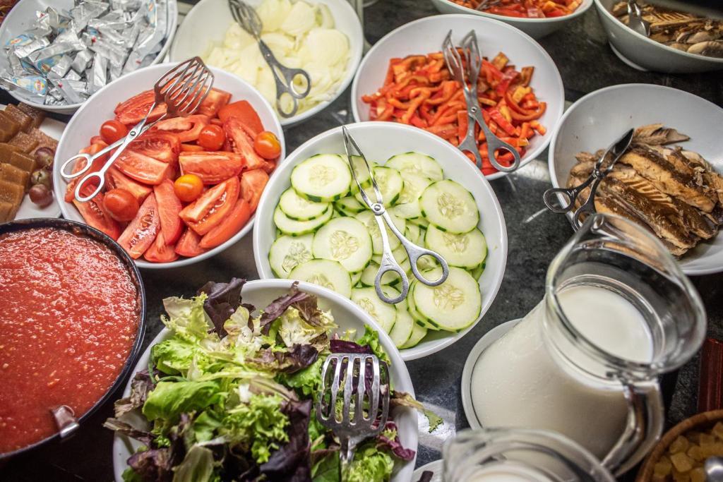 Hotel IPV Palace & Spa brokastu bufete ar dārzeņiem un pienu