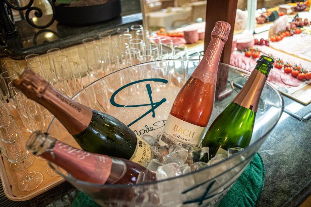 Dzirkstošie vīni pie bufetes Hotel IPV Palace & Spa