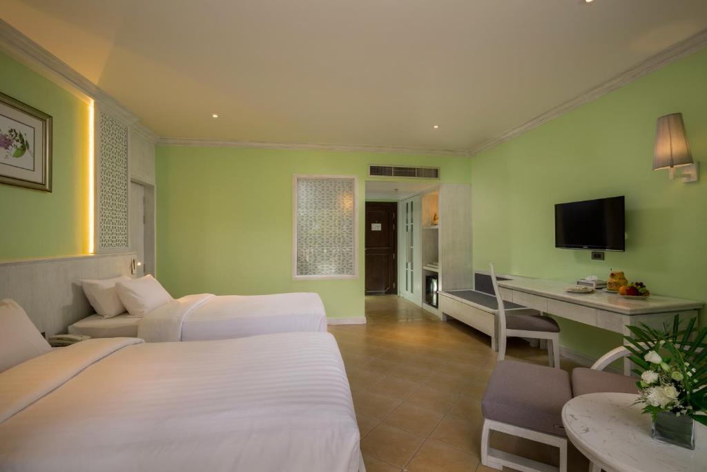 Mūsdienīgs viesnīcas numurs ar divām gultām, gaišām zaļām sienām un modernu iekārtojumu. Numurā ir televizors un ēdamzona, kas nodrošina komfortablu atpūtu.