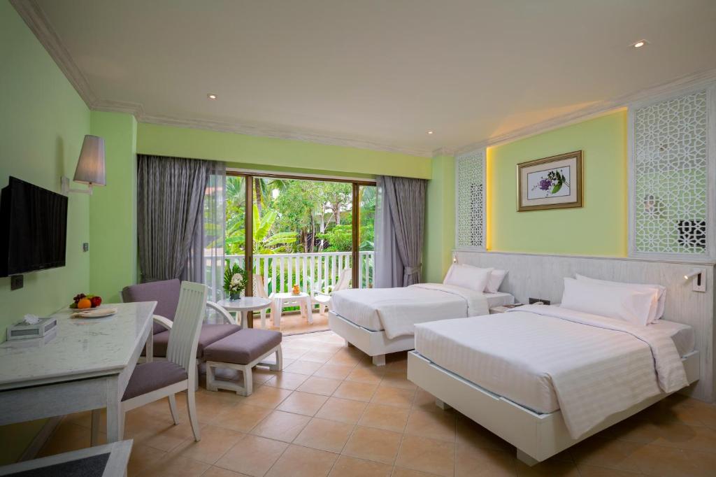 Gaiša viesnīcas numuriņa iekārtojums ar divām gultām, televizoru un balkonu, caur kuru redzams zaļš dārzs. Interjers ir moderns un mājīgs, ar elegantiem akcentiem.