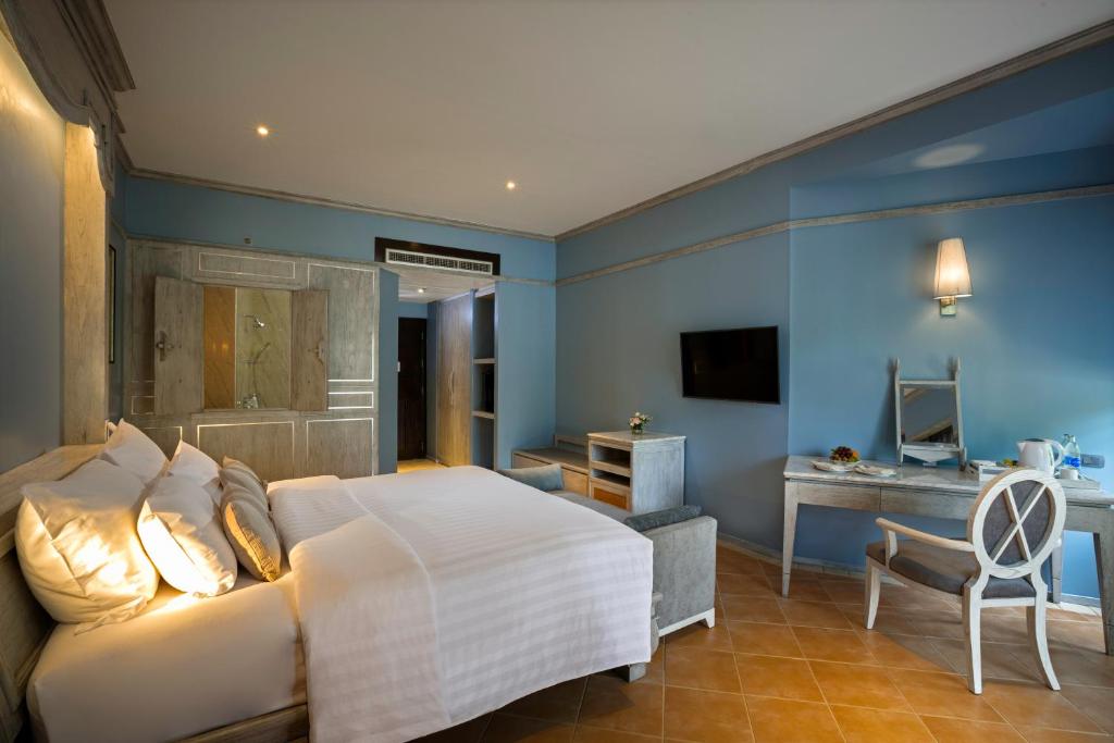 Mūsdienīgs viesnīcas numurs ar gaišām krāsām, komfortablu gultu un koka mēbelēm, kas rada relaksējošu atmosfēru. Telpā ir televizors, rakstāmgalds un ērtas sēdvietas.