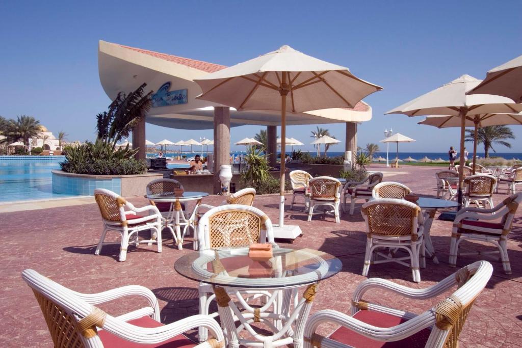 Relaksējoša terase pie baseina Old Palace Resort Sahl Hasheesh