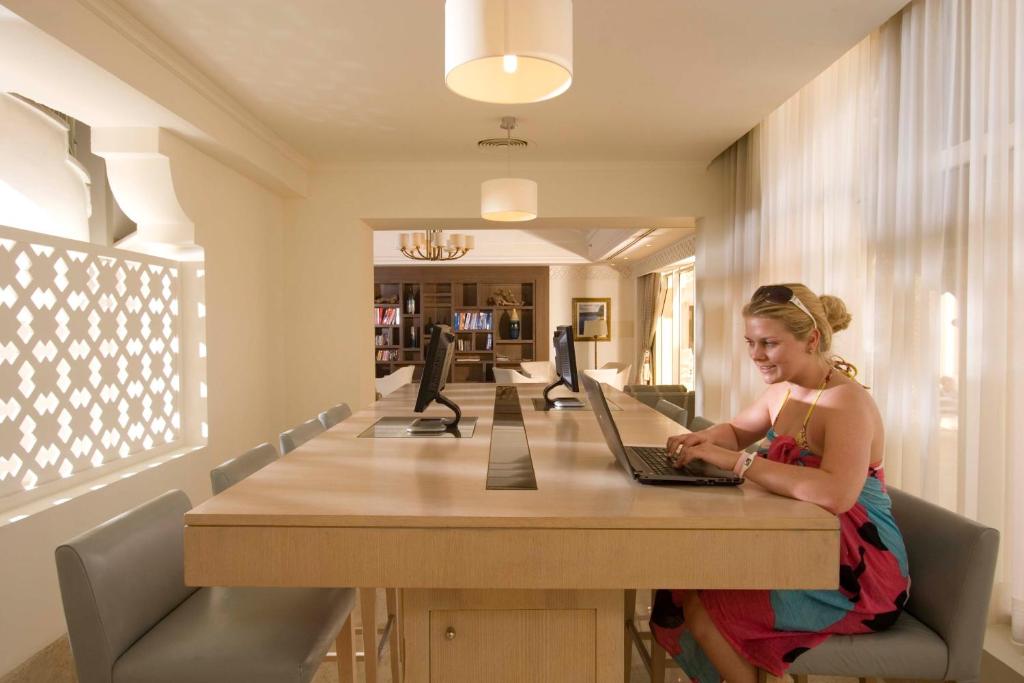 Sieviete strādā pie datora Old Palace Resort Sahl Hasheesh