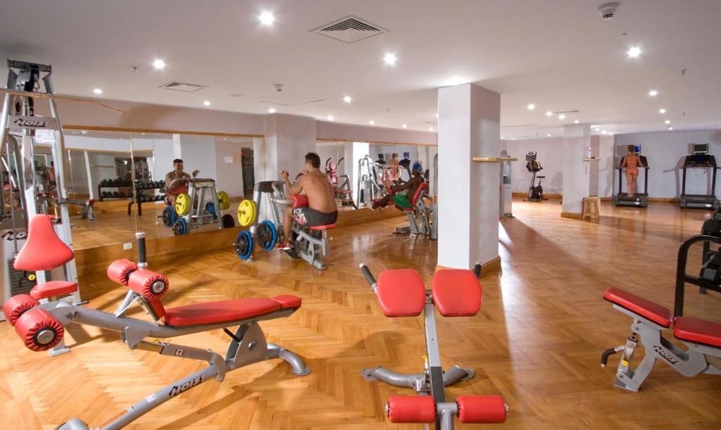 Sporta zāle ar dažādām fitnesa iekārtām un trenažieriem, kas aicina uz aktīvu dzīvesveidu. Telpa ir gaiša un plaša, ar spoguļiem un koka grīdu.