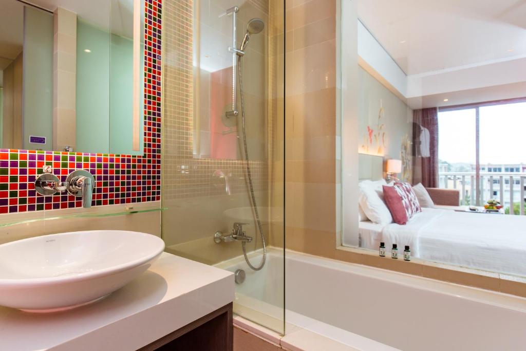 Mūsdienīgs vannas istabas skats ar krāsainiem mozaīkas akcentiem Grand Mercure Phuket Patong