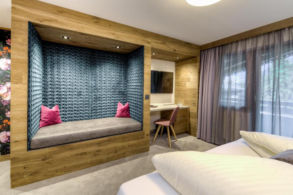 Moderns viesnīcas numurs ar koka akcentiem, ērtu sēdvietu un darba zonu. Interjerā ir kombinēti tekstūras un krāsas, radot mājīgu atmosfēru.