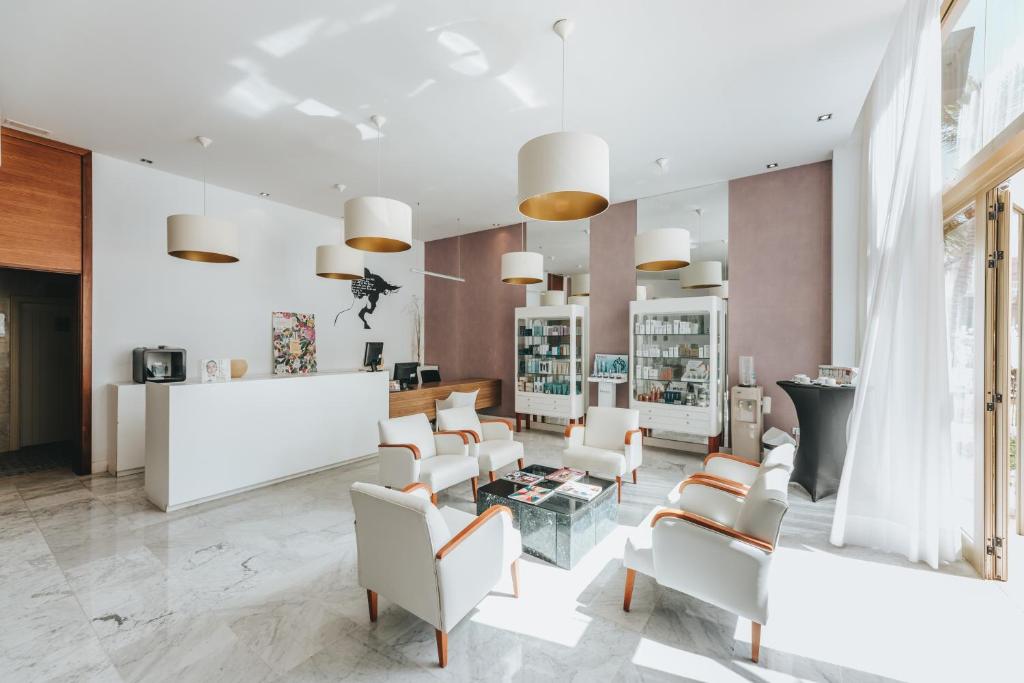 Mūsdienīgs un elegants interjers spa vai viesnīcas uzņemšanas zonā, ar gaišām krāsām, modernām lampām un komfortablām krēslām. Apskatāmas dažādas kosmētikas un skaistumkopšanas preces.