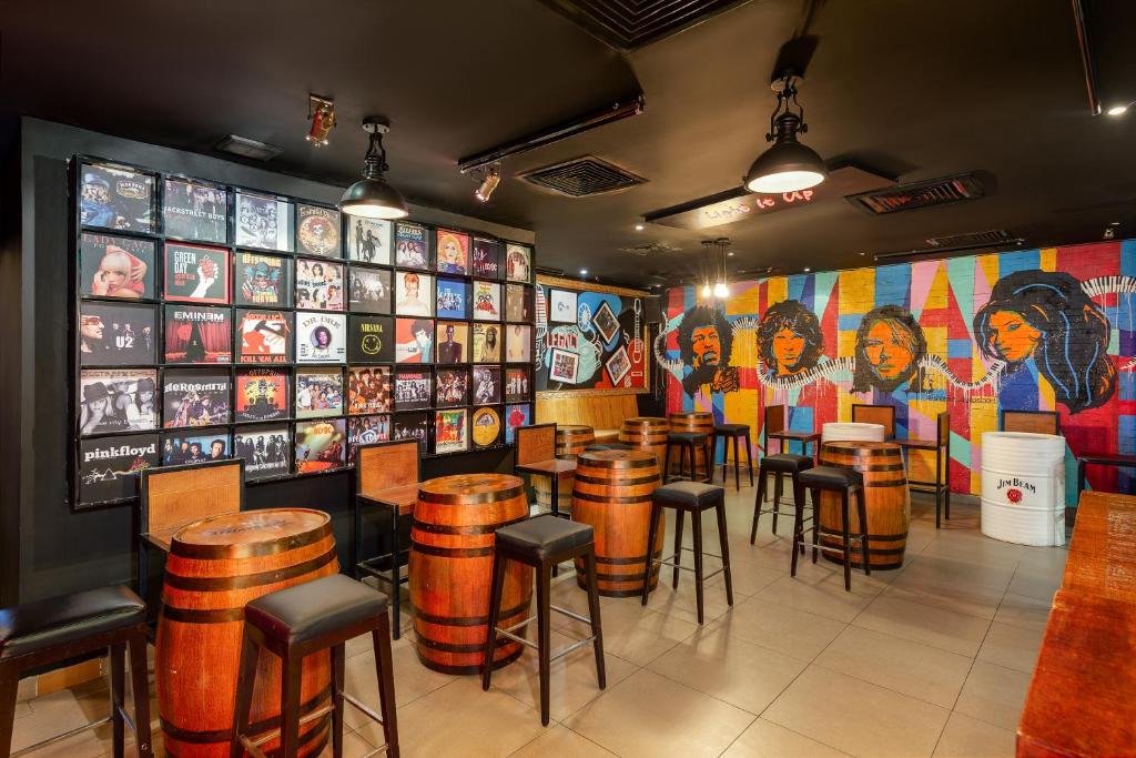 Citymax al Barsha viesnīcas bārs ar mūzikas tematiku.