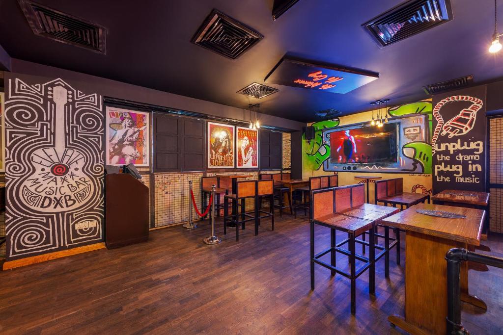 Citymax al Barsha bāra interjers ar muzikālu tematiku.