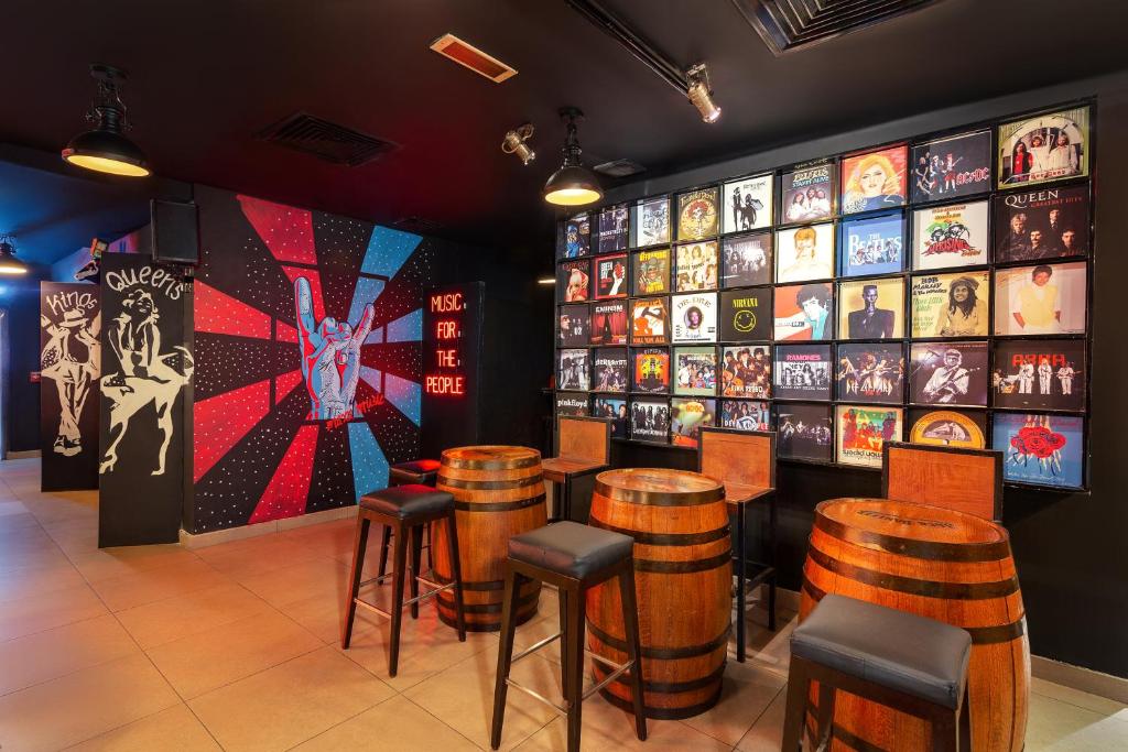 Citymax al Barsha stilīgs bārs ar mūzikas tematiku